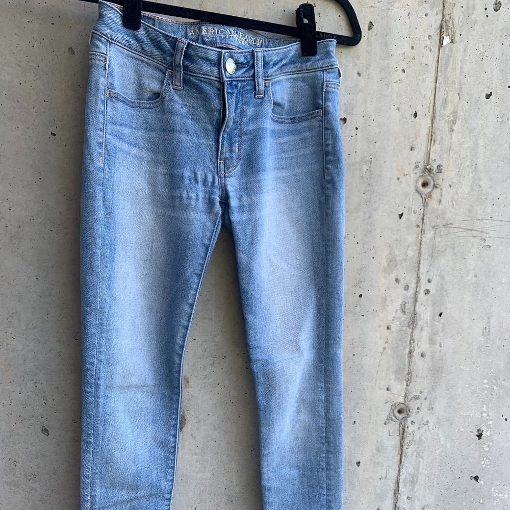 Light wash AEO skinny jeans